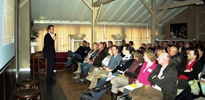 Lezing voor overvolle zaal tijdens Emigratiedag  voorjaar 2008 door Rob Smulders, directeur Mondi